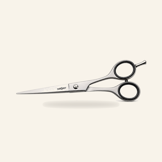 Japanische AISI 420C Haarschneideschere & Edelstahl-Schere - Produktfoto auf beigem Hintergrund