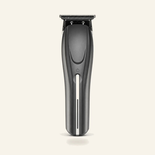 Detail-Trimmer mit Carbon-Titan-Klingen für Salon & Barber - Produktfoto auf beigem Hintergrund