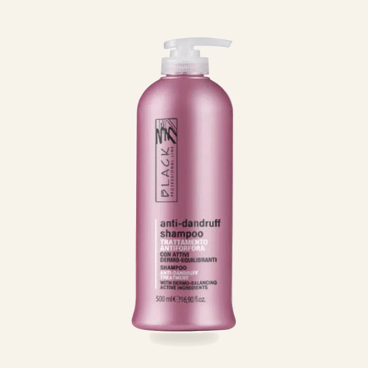 reinigendes Anti-Schuppen-Shampoo - Produktfoto auf beigem Hintergrund