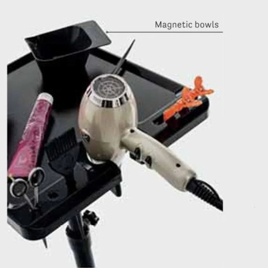 MAGNETICO Salonwagen Arbeitsplatte mit Friseurwerkzeugen Föhn Pinsel Detail