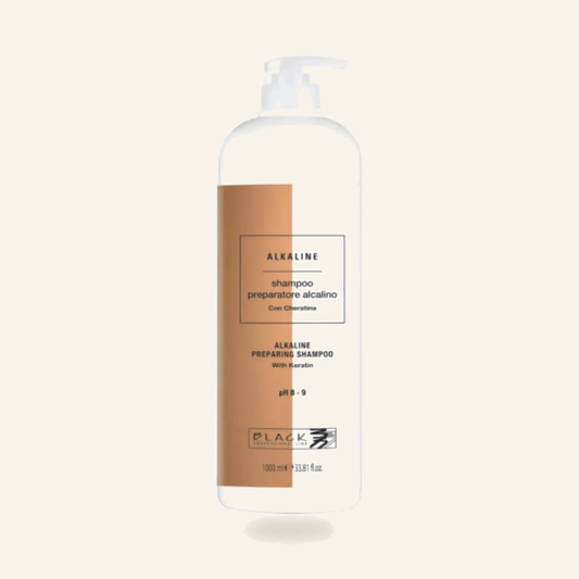 Alkalines Shampoo & Cuticula-Öffner Farbreste Profi-Qualität - Produktfoto auf beigem Hintergrund