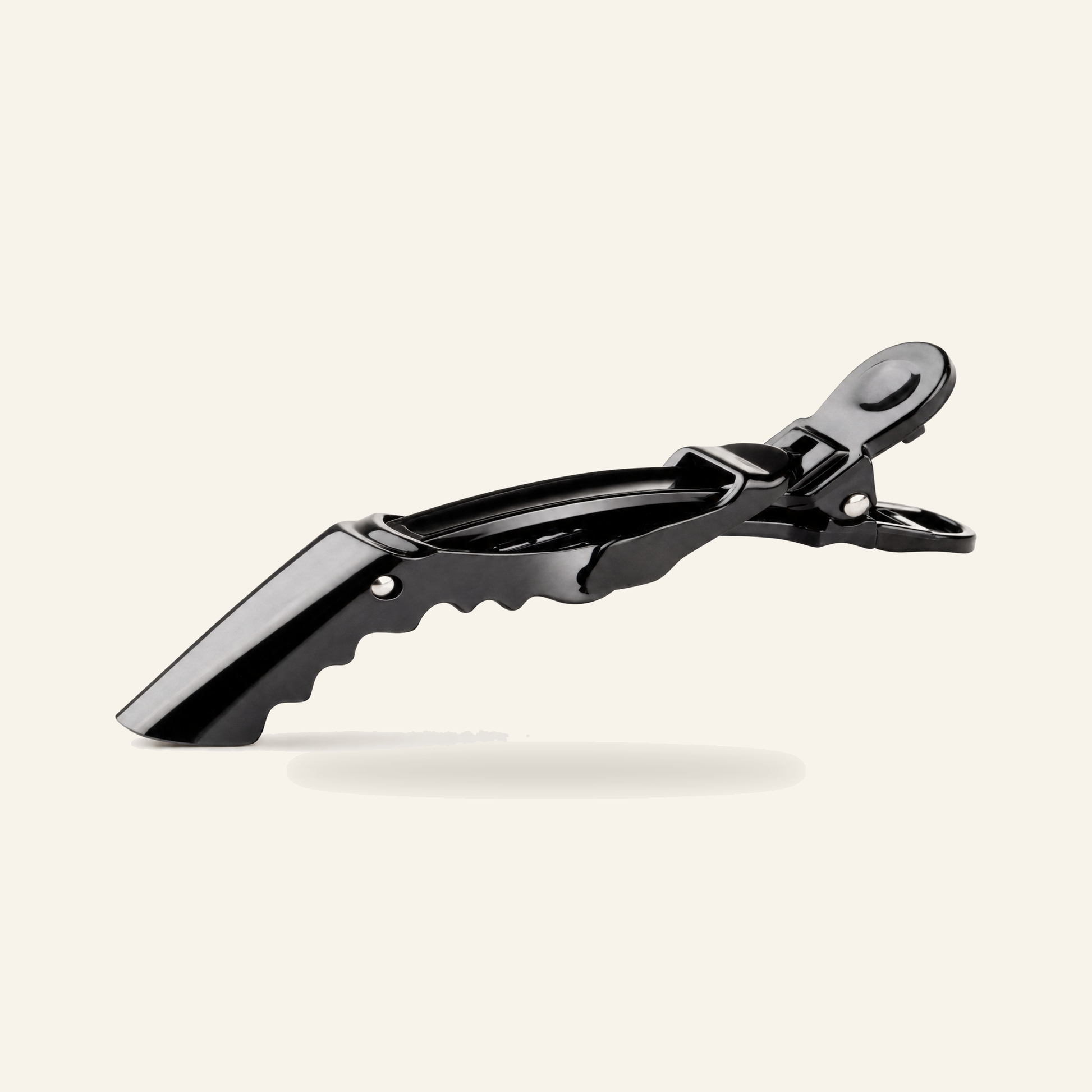 Alligator-Haarspangen 10er-Set Schwarz 10 cm für Salon - Produktfoto auf beigem Hintergrund