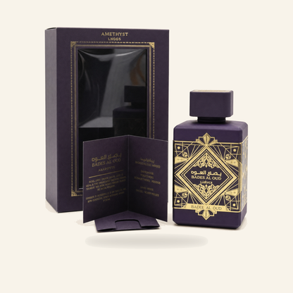 بديع العود Badee Al Oud – Unisex Eau de Parfum (100 ml) - Produktfoto auf beigem Hintergrund