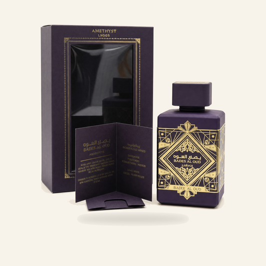 بديع العود Badee Al Oud – Unisex Eau de Parfum (100 ml) - Produktfoto auf beigem Hintergrund