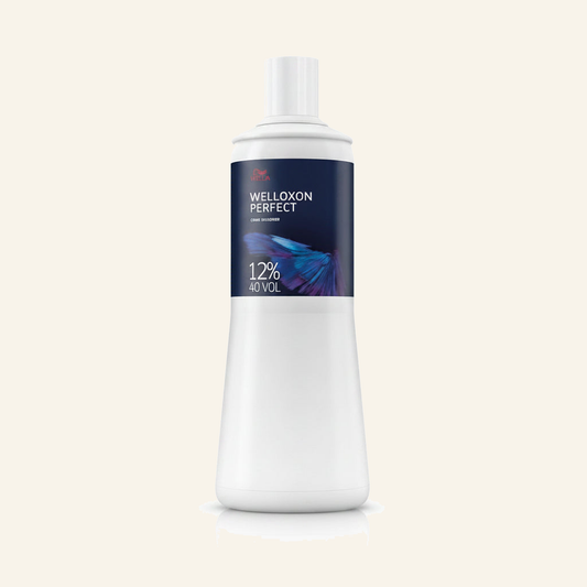 Farbentwickler Oxidationsmittel & Aufhellung Profi-Salonbedarf - Produktfoto auf beigem Hintergrund