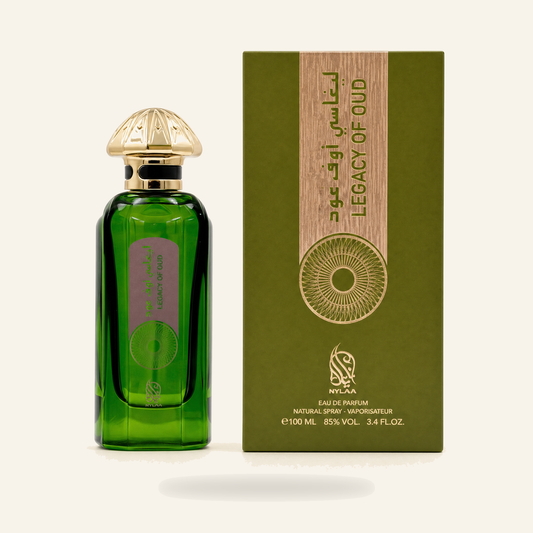 Legacy Of Oud – Eau de Parfum (100 ml) - Produktfoto auf beigem Hintergrund