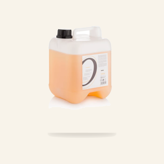 Neutrales Shampoo & Sesamöl Feuchtigkeit Trockenes Haar 10L - Produktfoto auf beigem Hintergrund