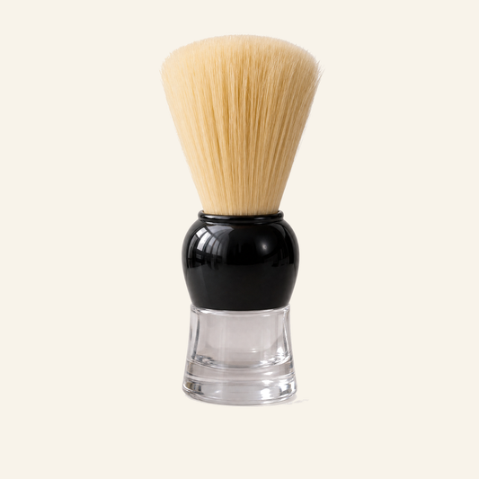 Omega Rasierpinsel mit ergonomischem Griff für Salon & Heim - Produktfoto auf beigem Hintergrund