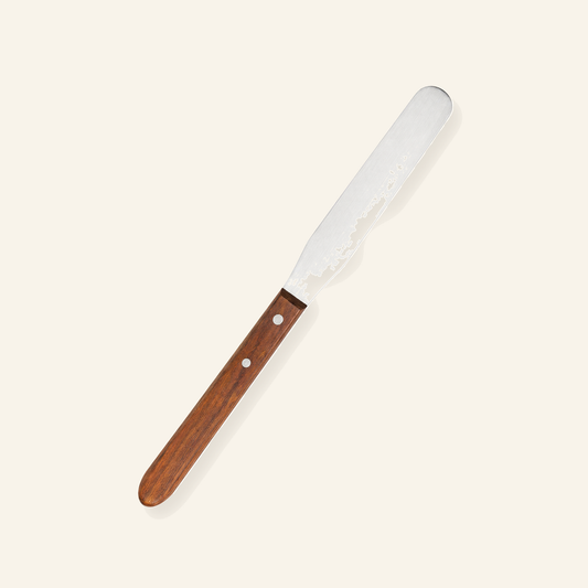 Professioneller Spatel 21,5 cm mit Holzgriff für Kosmetikstudio - Produktfoto auf beigem Hintergrund