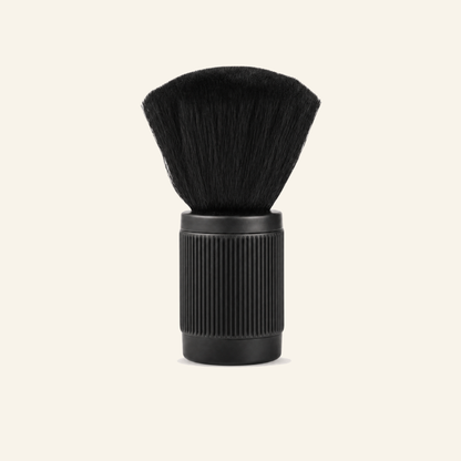 Rally Black Neck Sweeper Hals-Pinsel für Barber & Salon - Produktfoto auf beigem Hintergrund