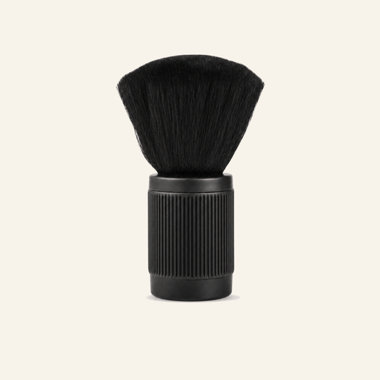 Rally Black Neck Sweeper Hals-Pinsel für Barber & Salon - Produktfoto auf beigem Hintergrund