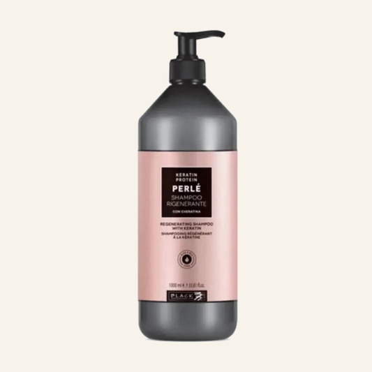 Regenerierende Maske & Keratin Aufbaupflege Strapaziertes Haar - Produktfoto auf beigem Hintergrund