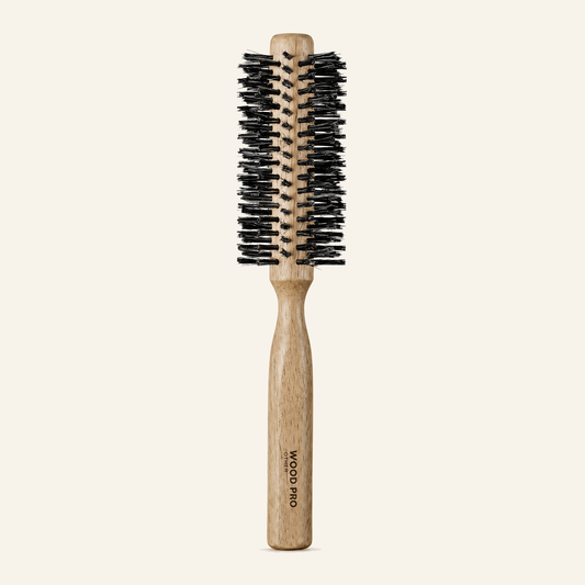 Rundbürste 28mm & Wildschweinborsten-Holzbürste für Locken - Produktfoto auf beigem Hintergrund
