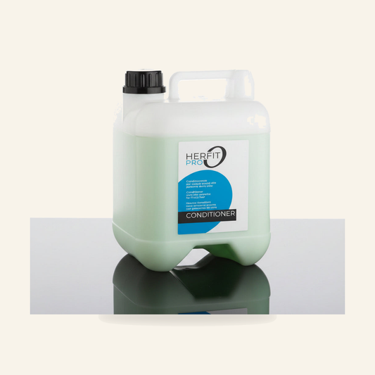 Seidenprotein Pflegespülung Antistatisch Frizz-Glättung - Produktfoto auf beigem Hintergrund