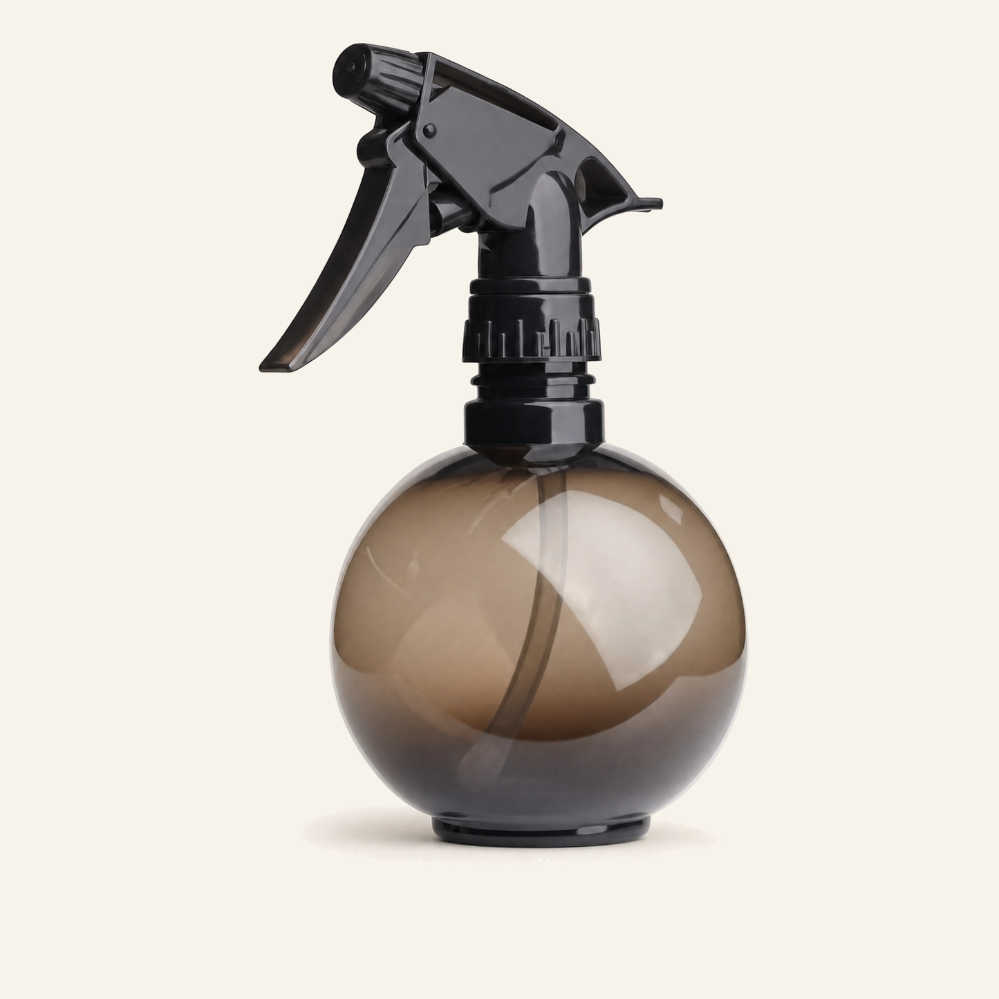 Sprühflasche 300 ml Rauchgrau mit verstellbarer Düse - Produktfoto auf beigem Hintergrund