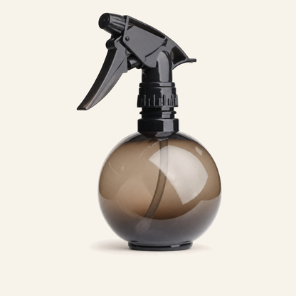 Sprühflasche 300 ml Rauchgrau mit verstellbarer Düse - Produktfoto auf beigem Hintergrund