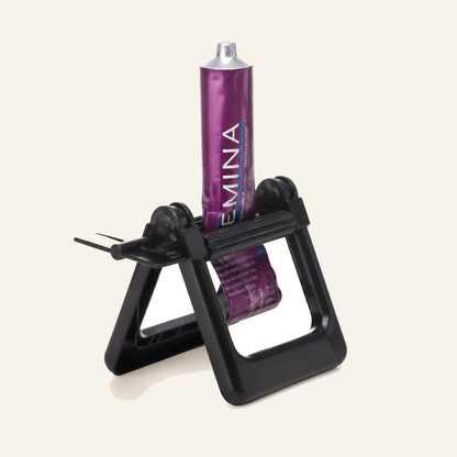 Xanitalia Pro Tubenquetscher für Haarfarben & Tuben - Produktfoto auf beigem Hintergrund