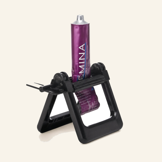 Xanitalia Pro Tubenquetscher für Haarfarben & Tuben - Produktfoto auf beigem Hintergrund